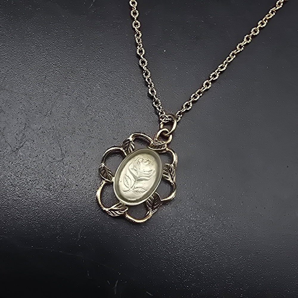 Sarah Coventry Cameo Flower Pendant Necklace Vintage Costume Jewelry N880